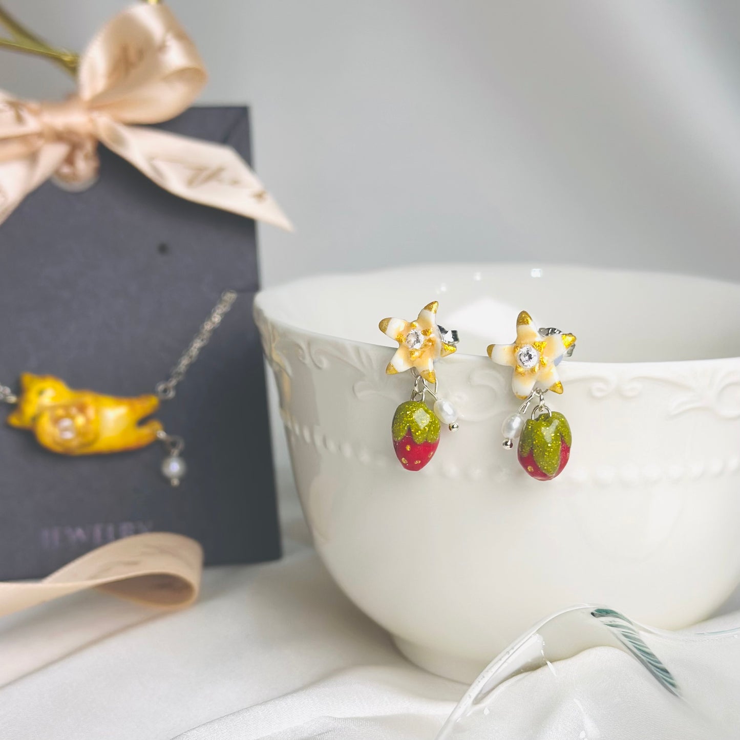 紅色草莓之白色小花